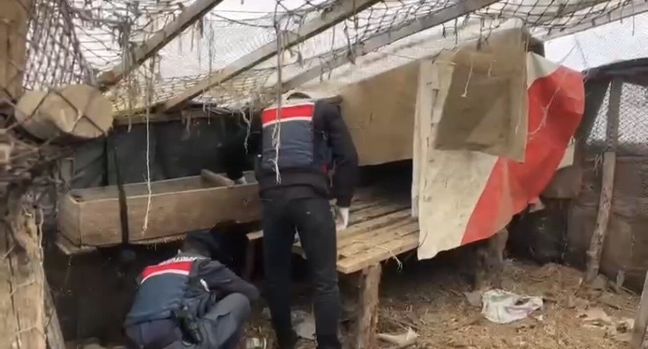 Jandarma, Kümese Saklanan Uyuşturucuyu Ele Geçirdi 2 Gözaltı (2)