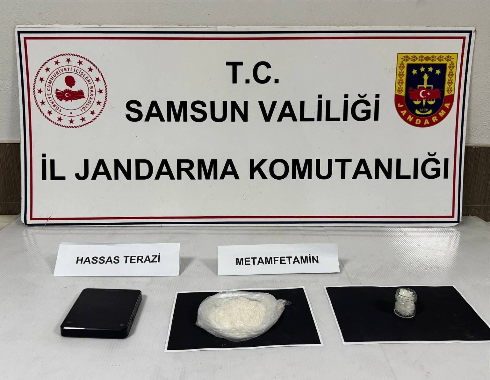 Jandarma, Kümese Saklanan Uyuşturucuyu Ele Geçirdi 2 Gözaltı (6)