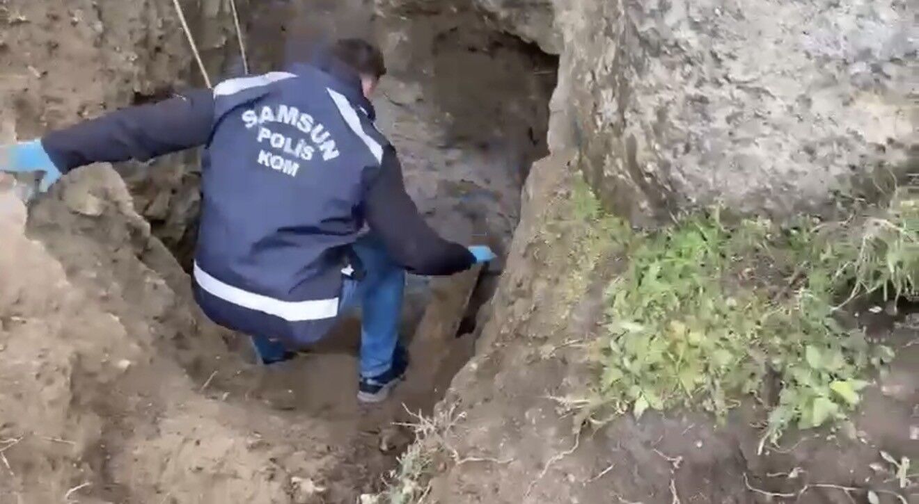 Kanalizasyon Bahanesiyle 6 Metrelik Define Çukuru Kazarken Yakalandılar (10)