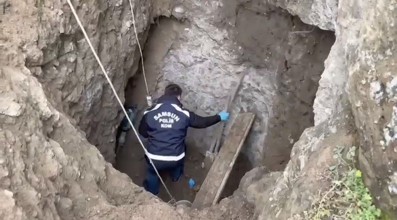Kanalizasyon Bahanesiyle 6 Metrelik Define Çukuru Kazarken Yakalandılar (12)