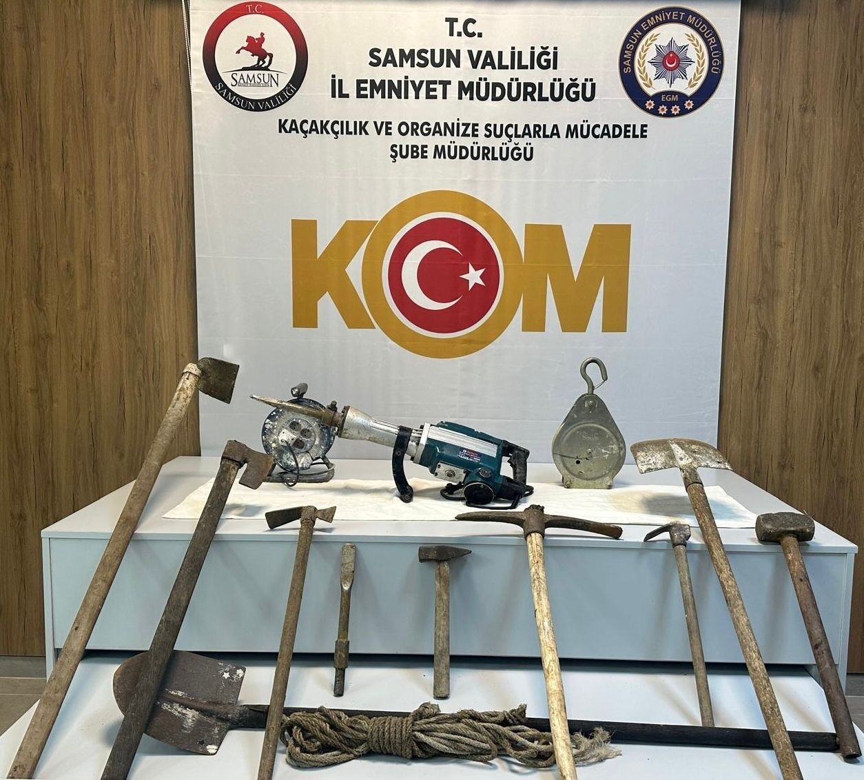 Kanalizasyon Bahanesiyle 6 Metrelik Define Çukuru Kazarken Yakalandılar (8)