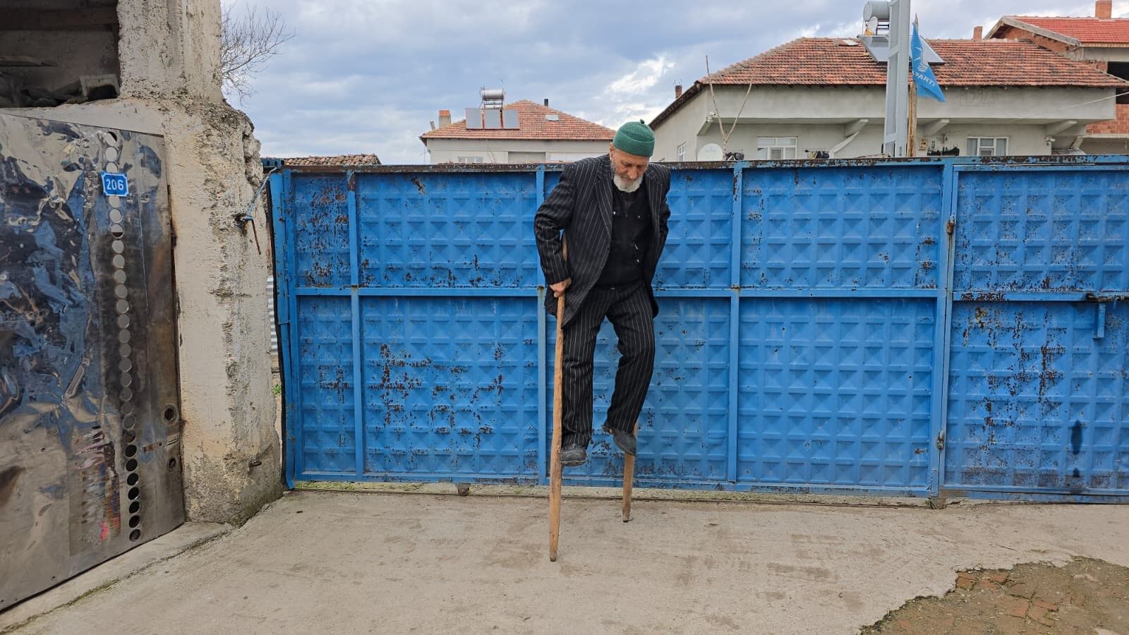 Kendi Yaptığı 'Ayakcak' Ile Mahalleyi Geziyor
