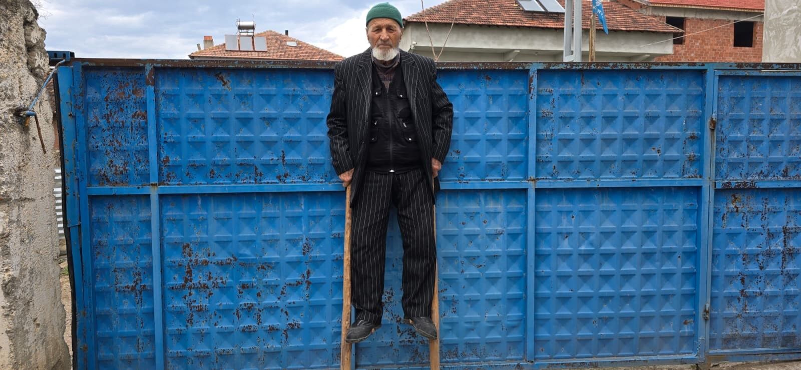Kendi Yaptığı 'Ayakcak' Ile Mahalleyi Geziyor1