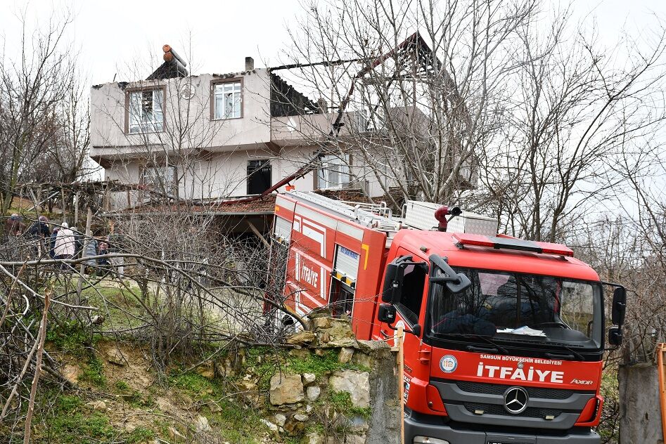 Samsun'da 2 Katlı Evde Yangın