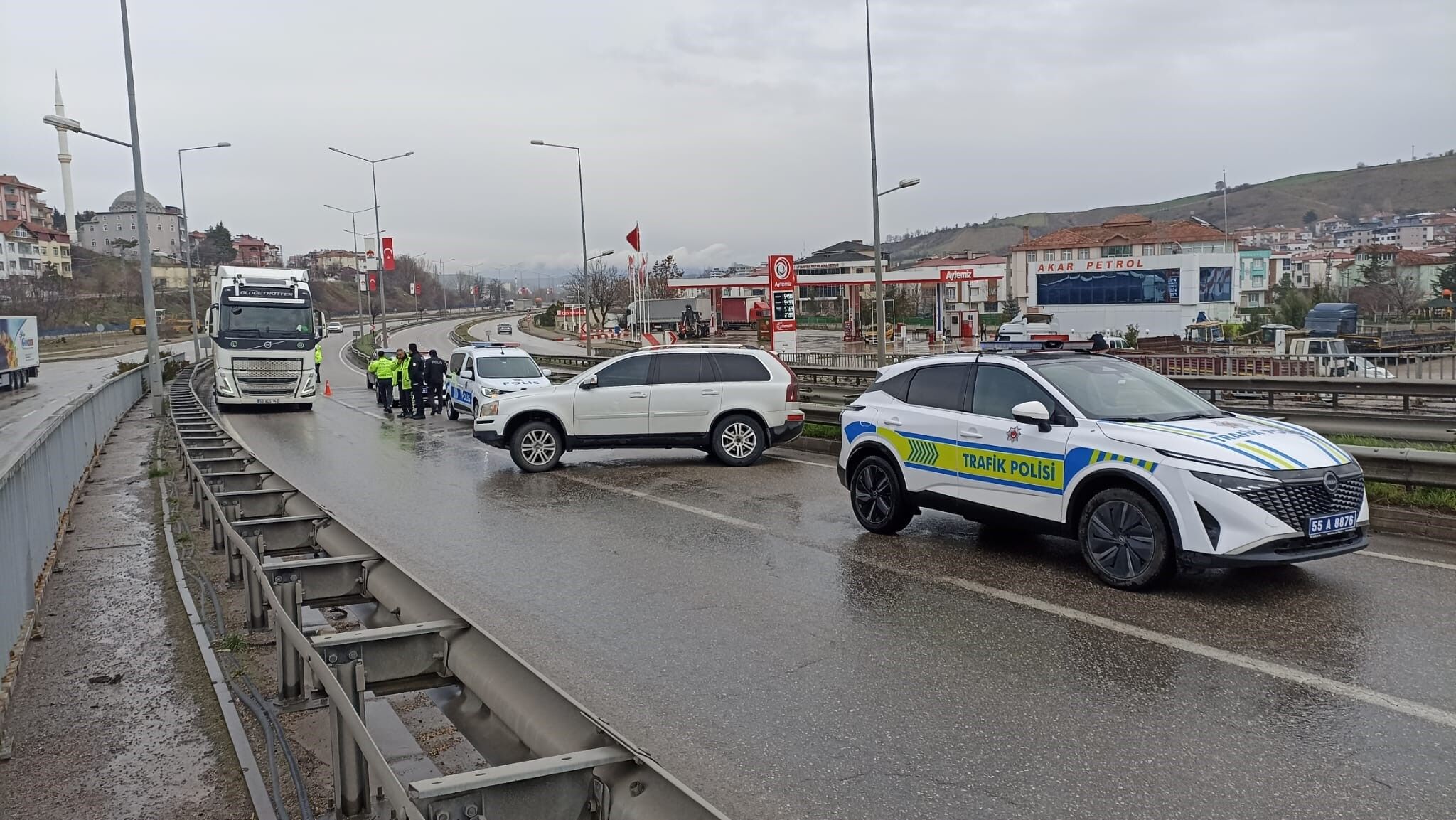 Samsun'da Cip Bariyere Çarptı, Anne Ve Oğlu Yaralandı