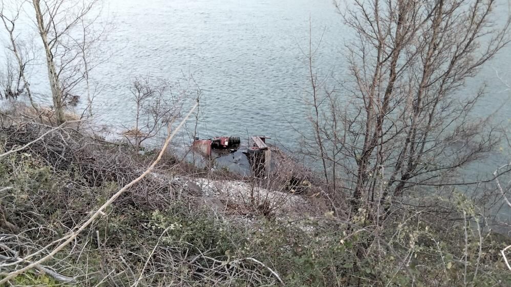 Samsun'da Taktör Kızılırmak Nehri'ne Uçtu1