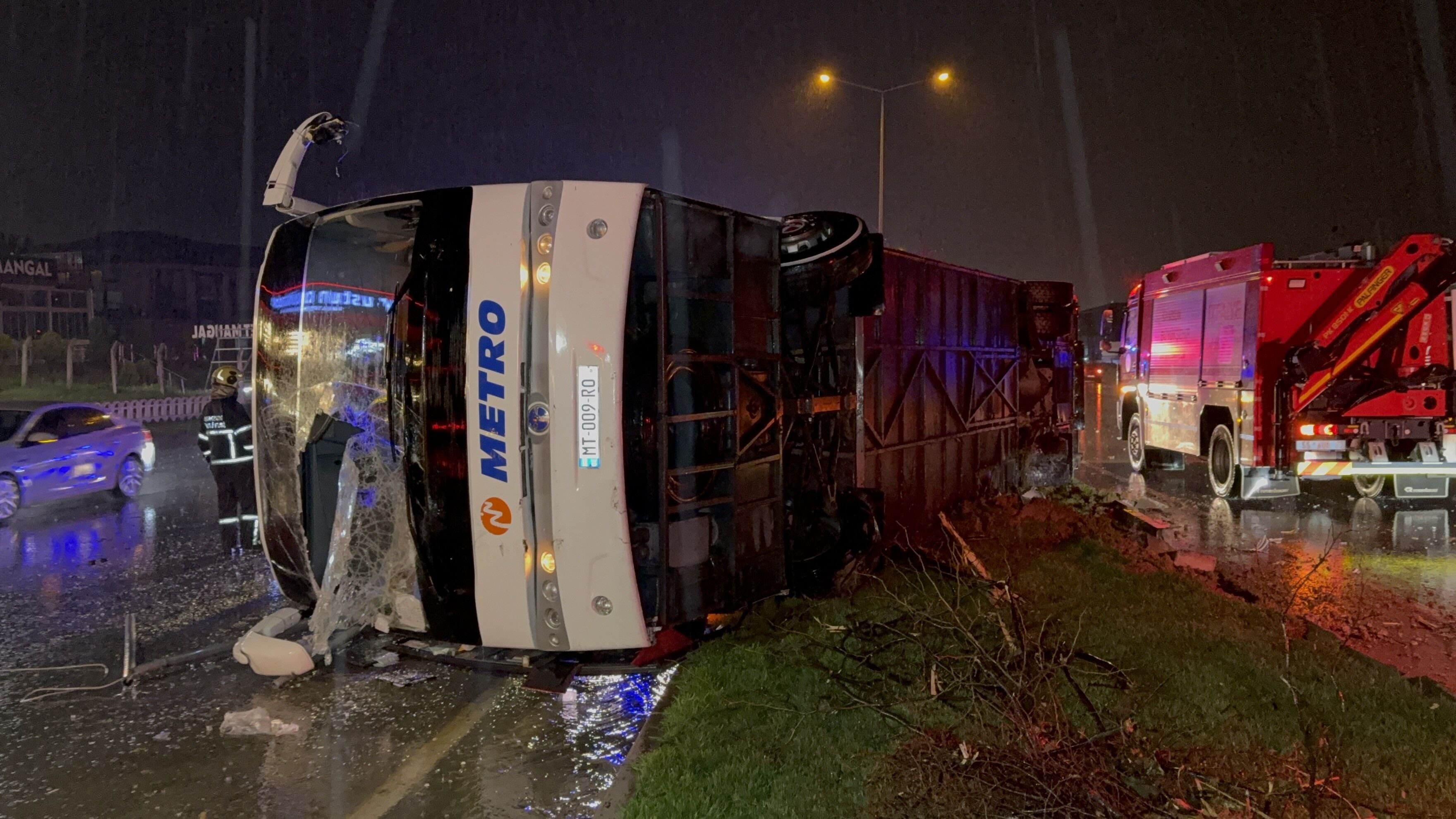 Samsun'da Yolcu Otobüsü Devrildi 6 Yaralı (2)
