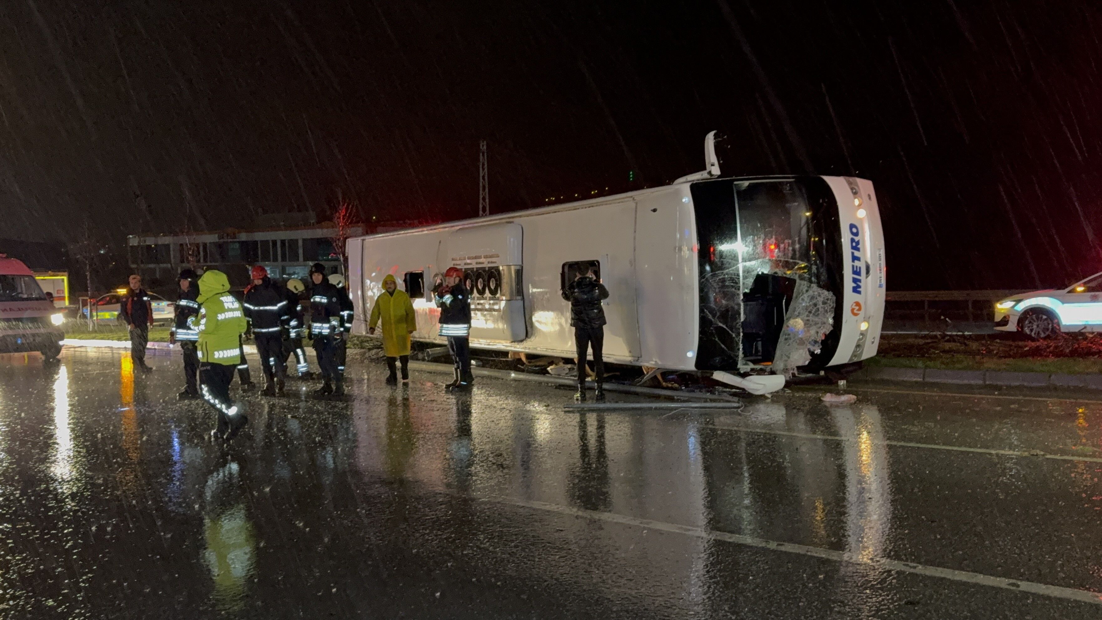 Samsun'da Yolcu Otobüsü Devrildi 6 Yaralı (3)
