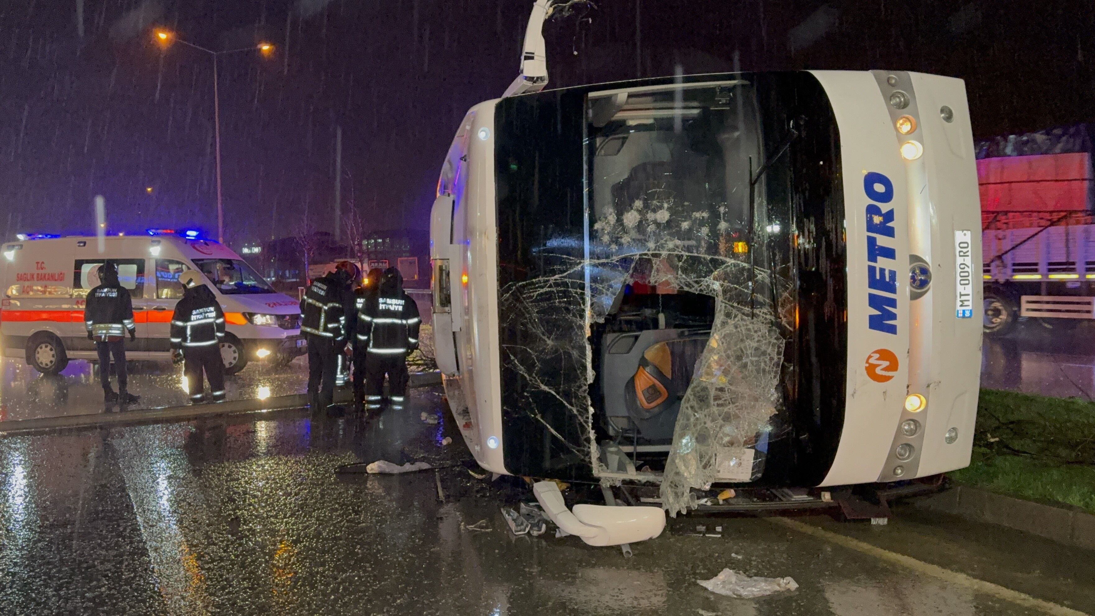 Samsun'da Yolcu Otobüsü Devrildi 6 Yaralı (5)