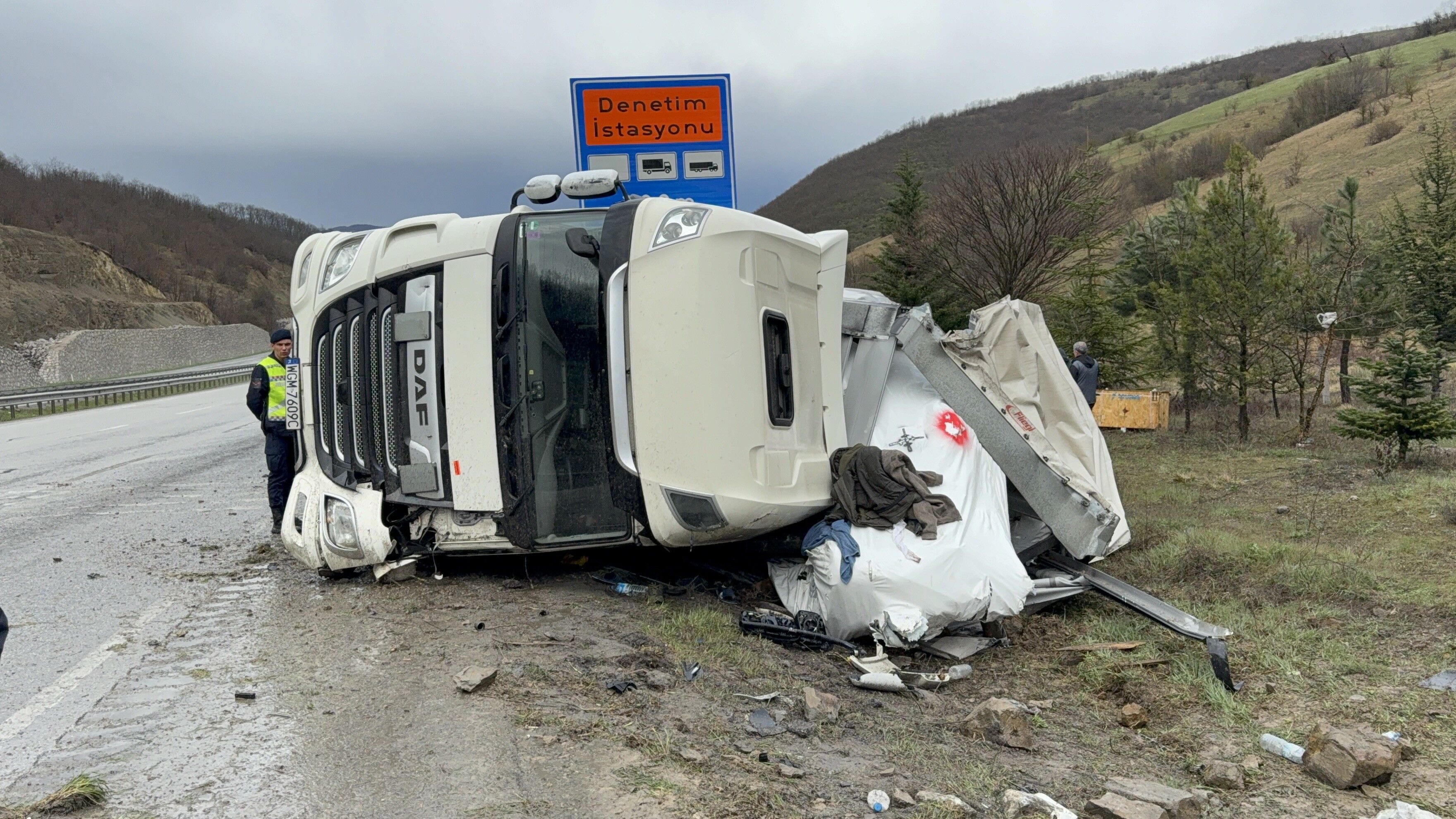 Almanya’dan Türkmenistan’a Giden Tır Samsun’da Devrildi 1 Yaralı (3)