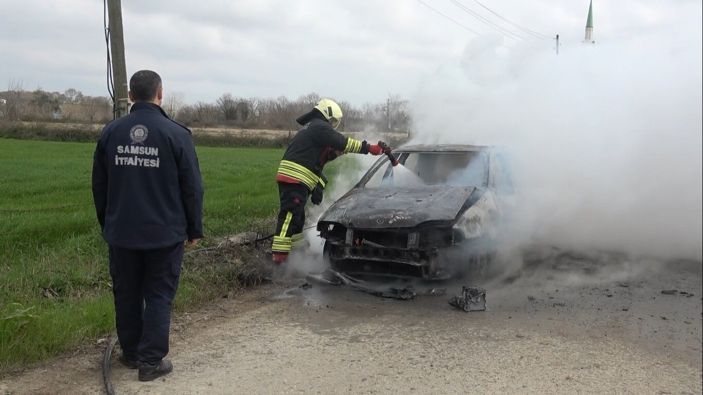 Bafra’da Otomobil Alevlere Teslim Oldu (2)