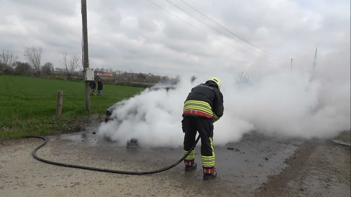Bafra’da Otomobil Alevlere Teslim Oldu (3)