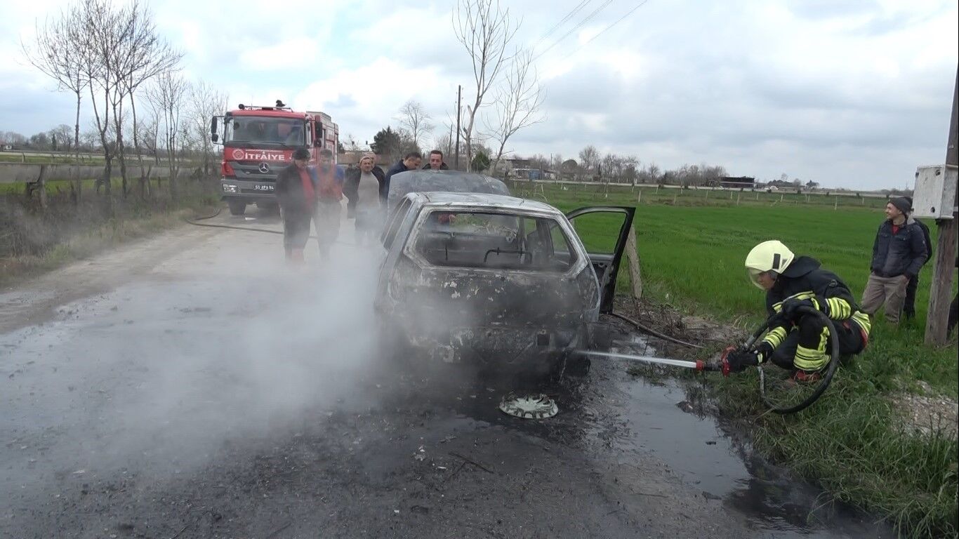 Bafra’da Otomobil Alevlere Teslim Oldu (4)