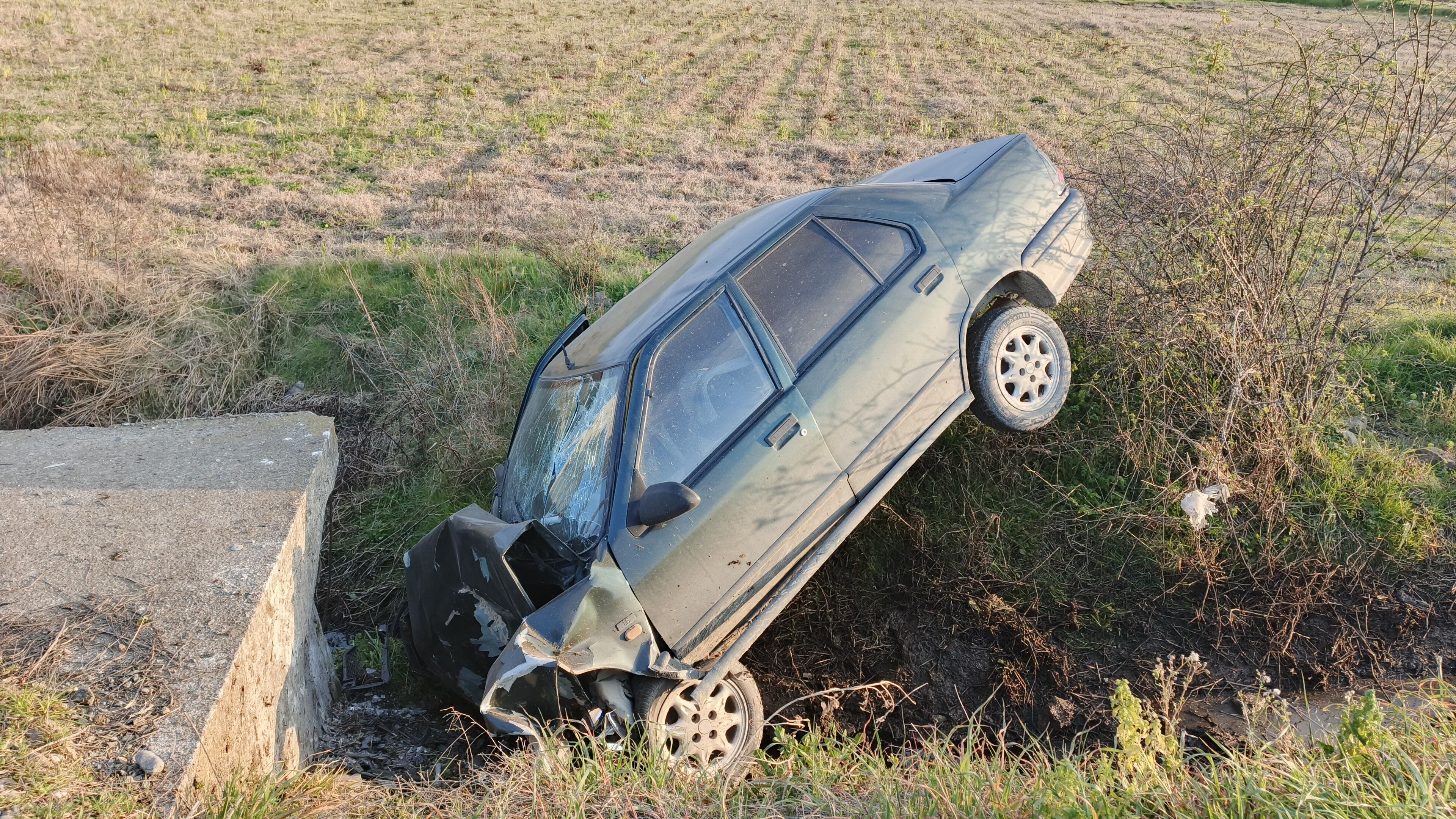 Bafra'da Otomobil Su Kanalına Düştü, Sürücü Yaralandı1