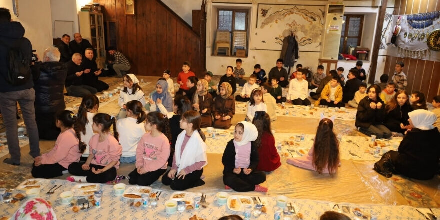 Bafra'da Ramazan Bereketi Tayyarpaşa Camii’nde Çocuklarla Paylaşıldı (1)