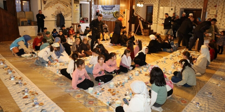 Bafra'da Ramazan Bereketi Tayyarpaşa Camii’nde Çocuklarla Paylaşıldı (2)