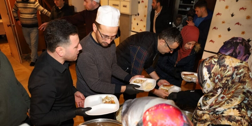 Bafra'da Ramazan Bereketi Tayyarpaşa Camii’nde Çocuklarla Paylaşıldı (3)