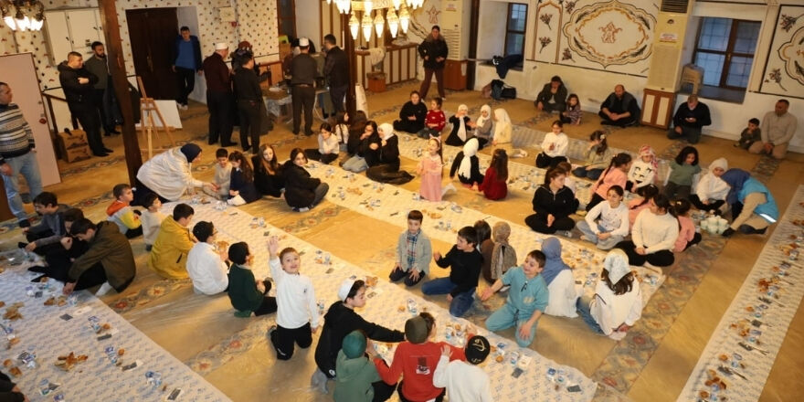 Bafra'da Ramazan Bereketi Tayyarpaşa Camii’nde Çocuklarla Paylaşıldı (4)
