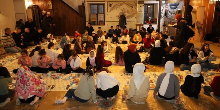 Bafra'da Ramazan Bereketi Tayyarpaşa Camii’nde Çocuklarla Paylaşıldı (5)