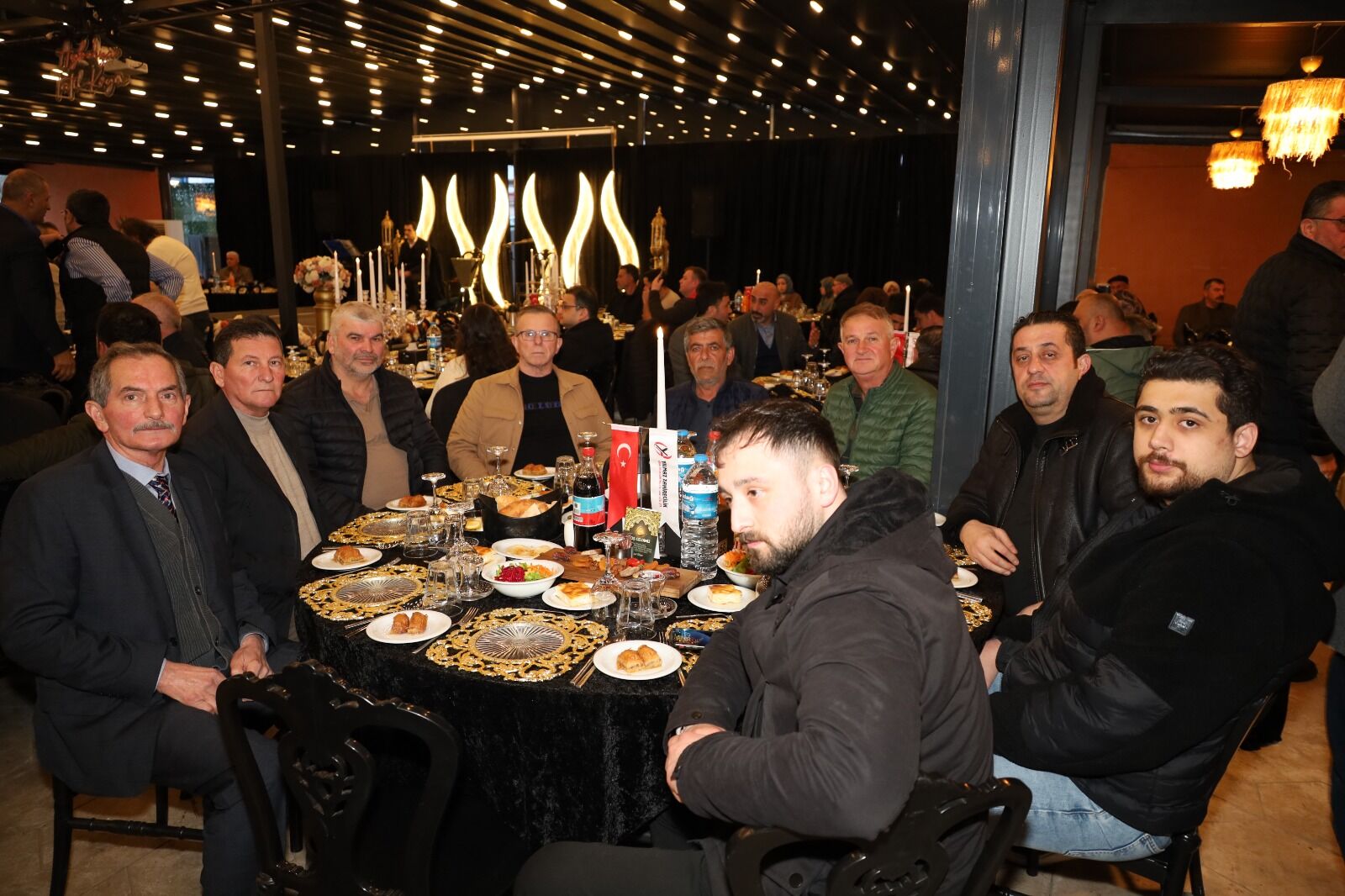 Bafra’da Yılmaz Zahirecilik Şirketler Grubu Soframız Bir, Gönüller Bir İftar Yemeği Düzenledi (11)