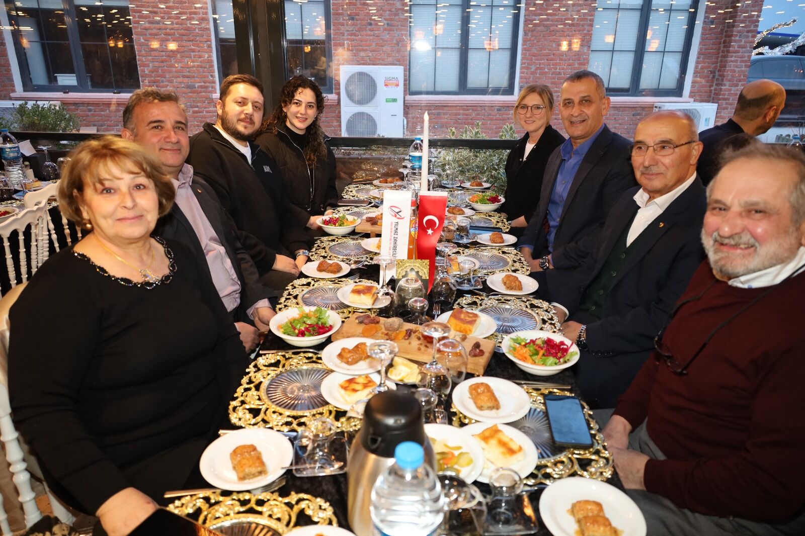 Bafra’da Yılmaz Zahirecilik Şirketler Grubu Soframız Bir, Gönüller Bir İftar Yemeği Düzenledi (13)