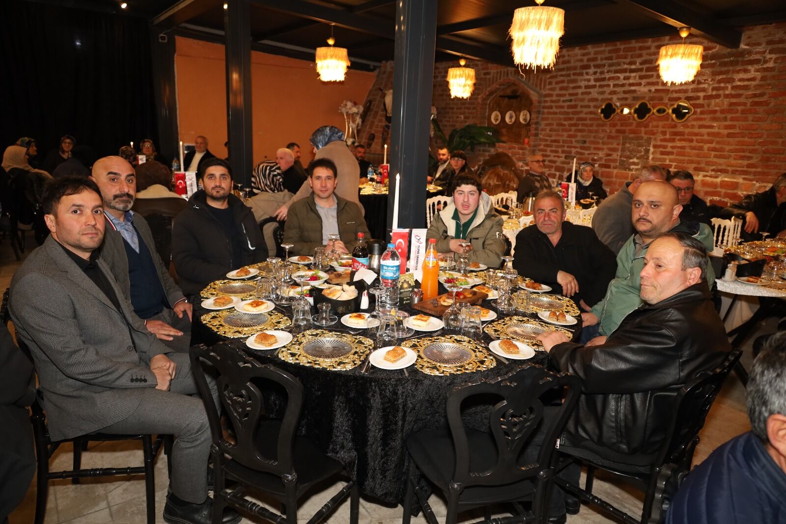 Bafra’da Yılmaz Zahirecilik Şirketler Grubu Soframız Bir, Gönüller Bir İftar Yemeği Düzenledi (16)