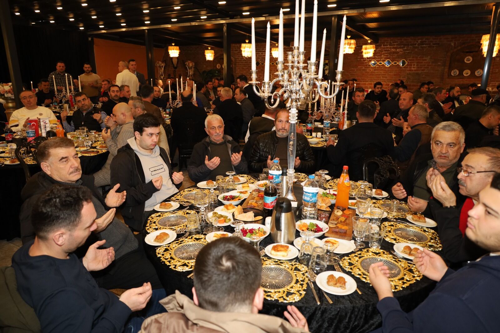 Bafra’da Yılmaz Zahirecilik Şirketler Grubu Soframız Bir, Gönüller Bir İftar Yemeği Düzenledi (20)