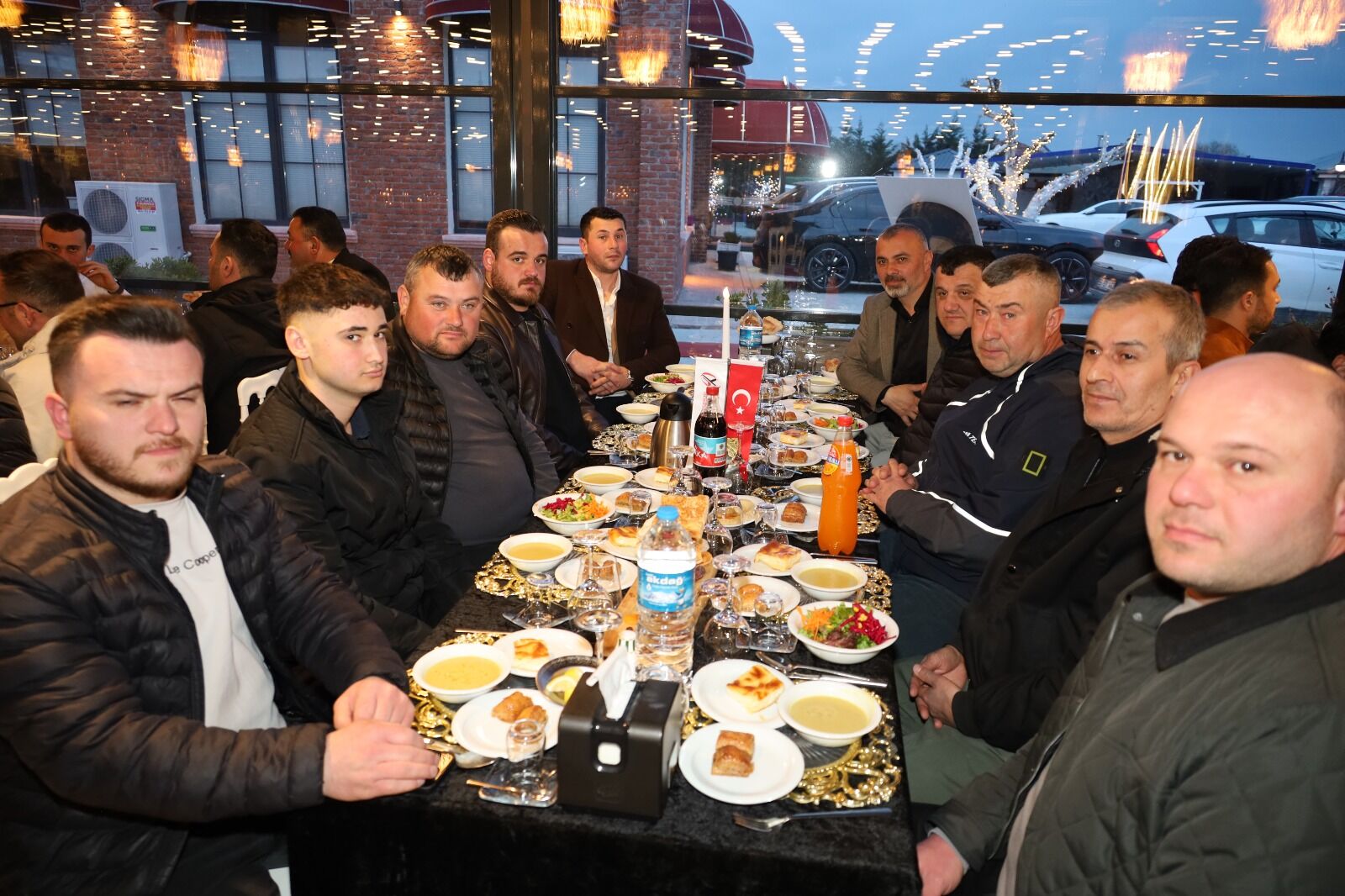 Bafra’da Yılmaz Zahirecilik Şirketler Grubu Soframız Bir, Gönüller Bir İftar Yemeği Düzenledi (21)