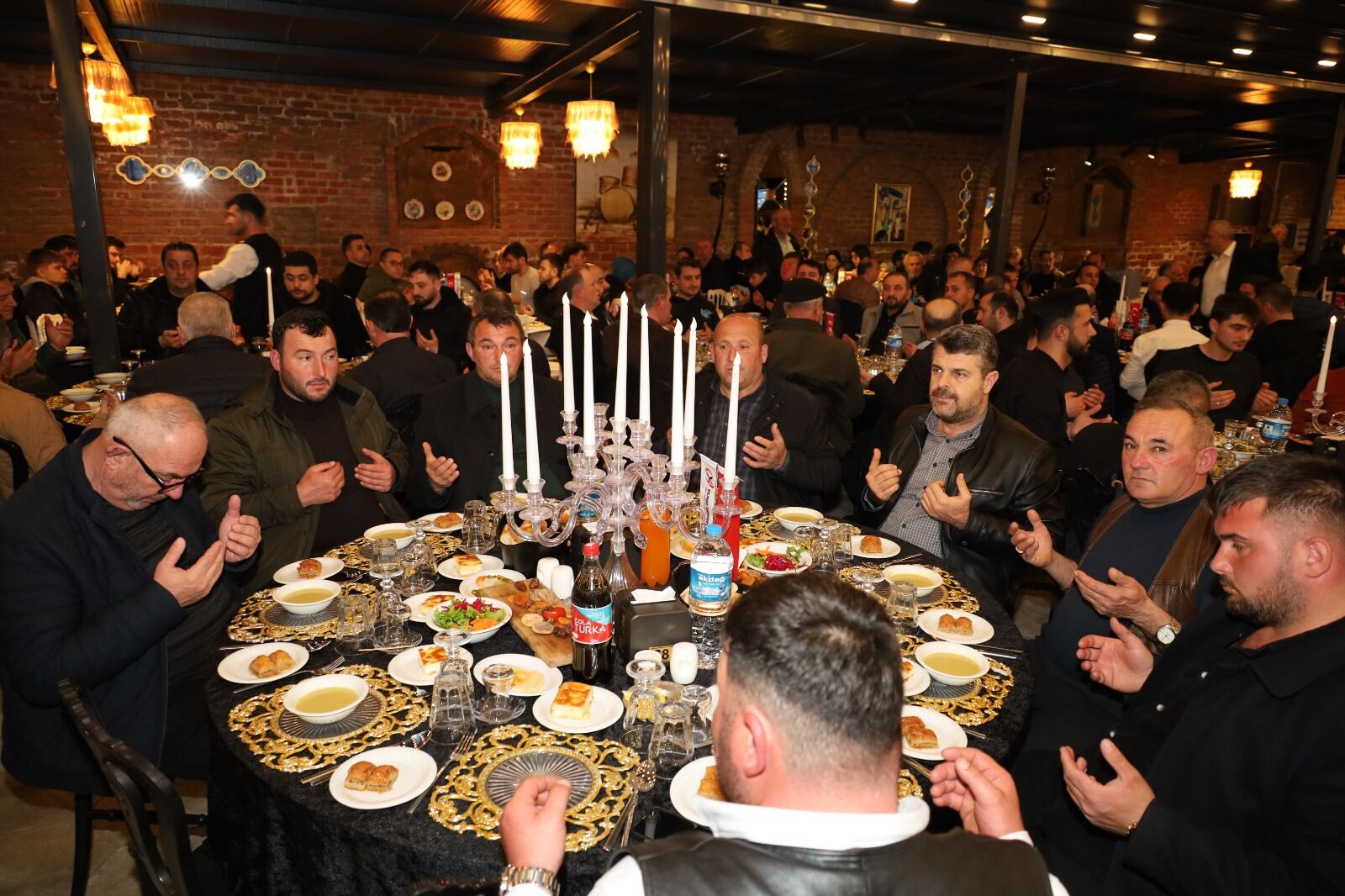 Bafra’da Yılmaz Zahirecilik Şirketler Grubu Soframız Bir, Gönüller Bir İftar Yemeği Düzenledi (22)