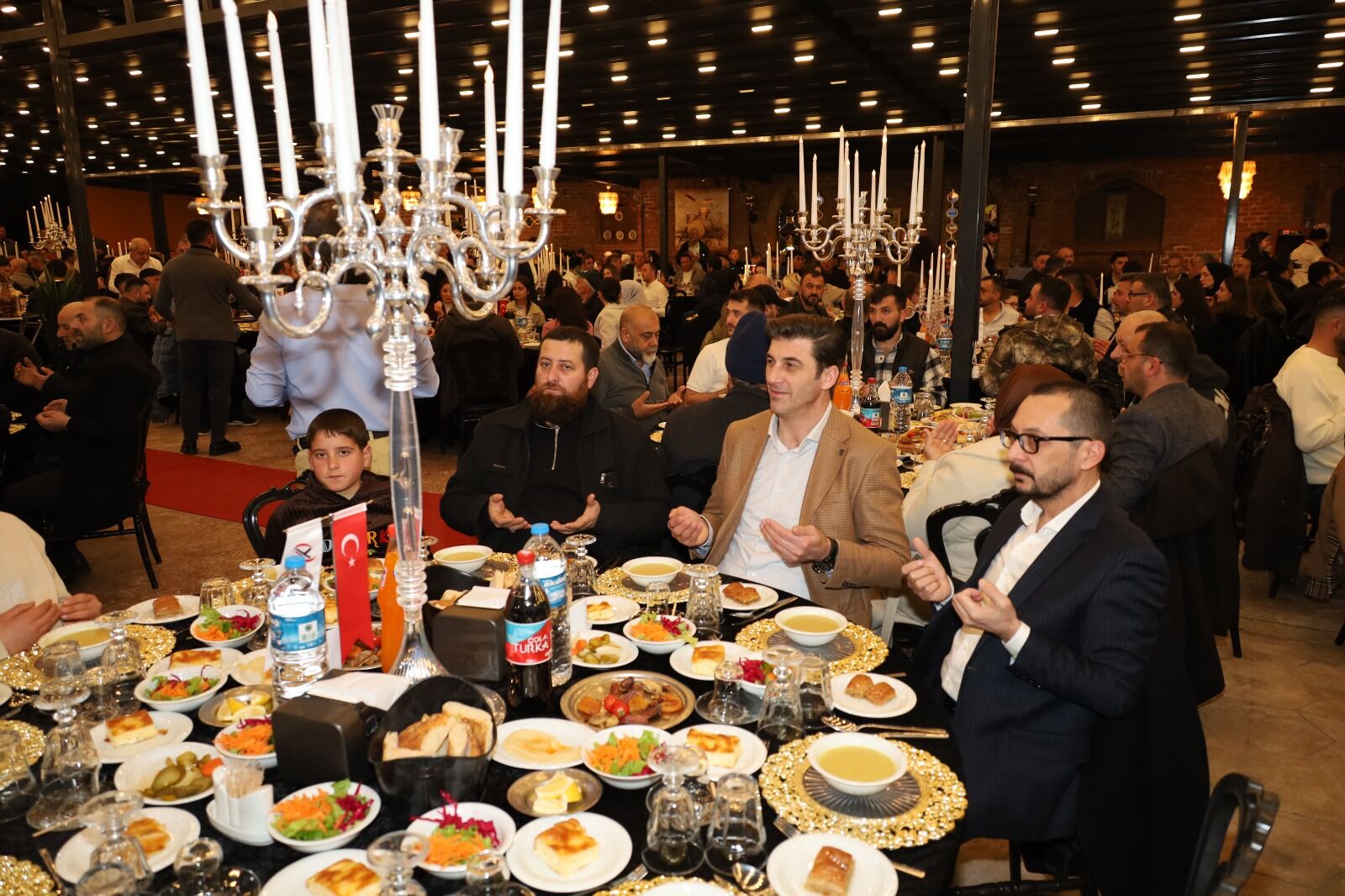 Bafra’da Yılmaz Zahirecilik Şirketler Grubu Soframız Bir, Gönüller Bir İftar Yemeği Düzenledi (26)