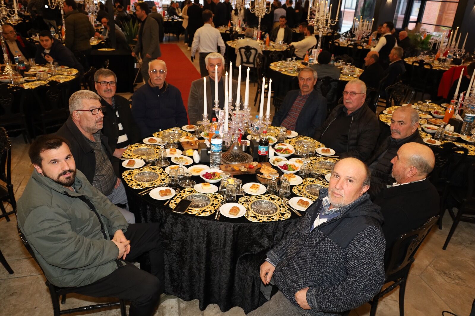Bafra’da Yılmaz Zahirecilik Şirketler Grubu Soframız Bir, Gönüller Bir İftar Yemeği Düzenledi (7)
