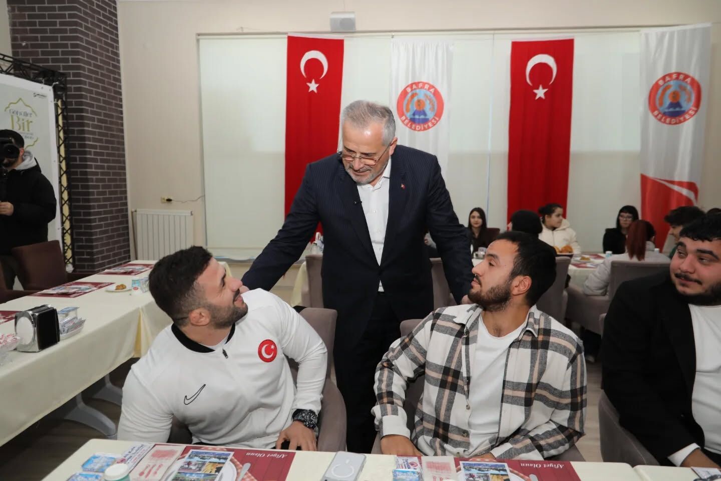 Başkan Kiliç, Gençlerle Ayni Sofrayi Paylaşti (4)