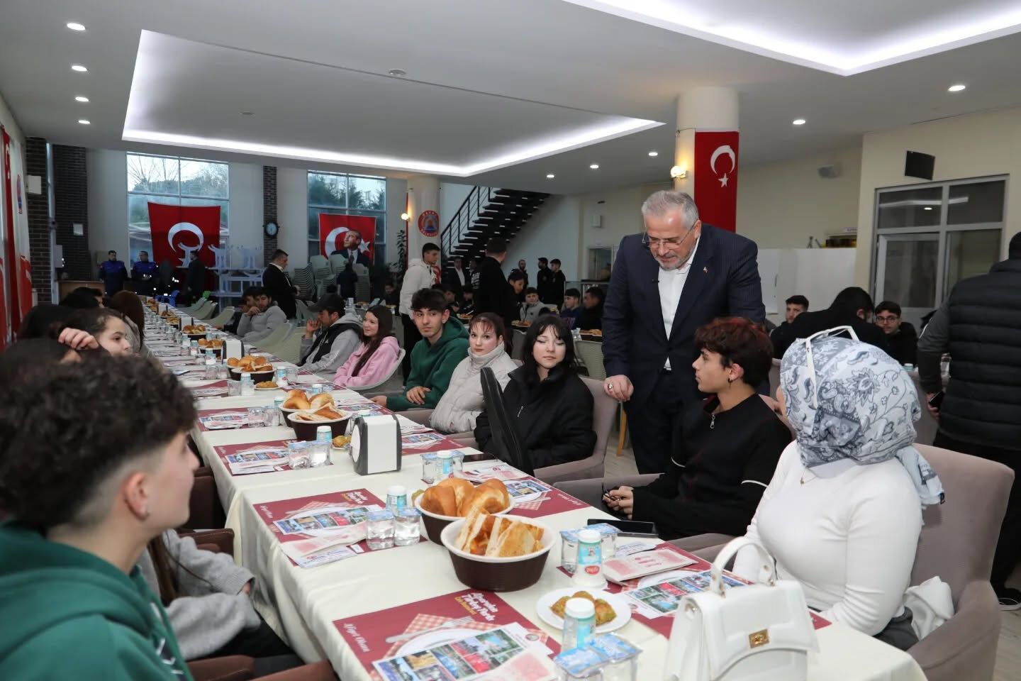 Başkan Kiliç, Gençlerle Ayni Sofrayi Paylaşti (5)