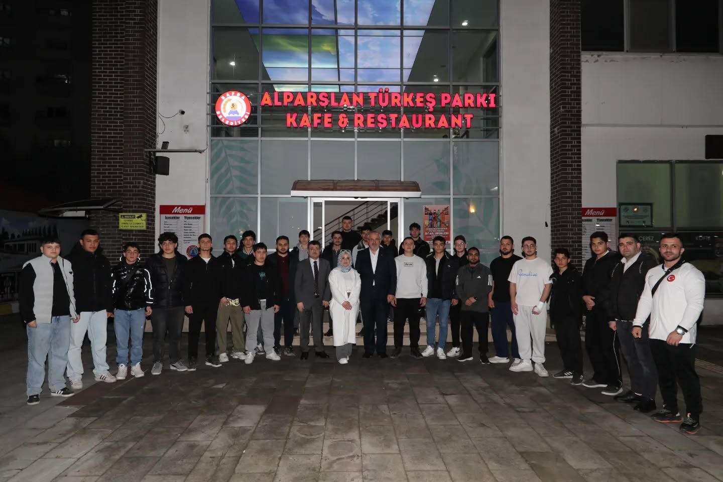 Başkan Kiliç, Gençlerle Ayni Sofrayi Paylaşti (6)