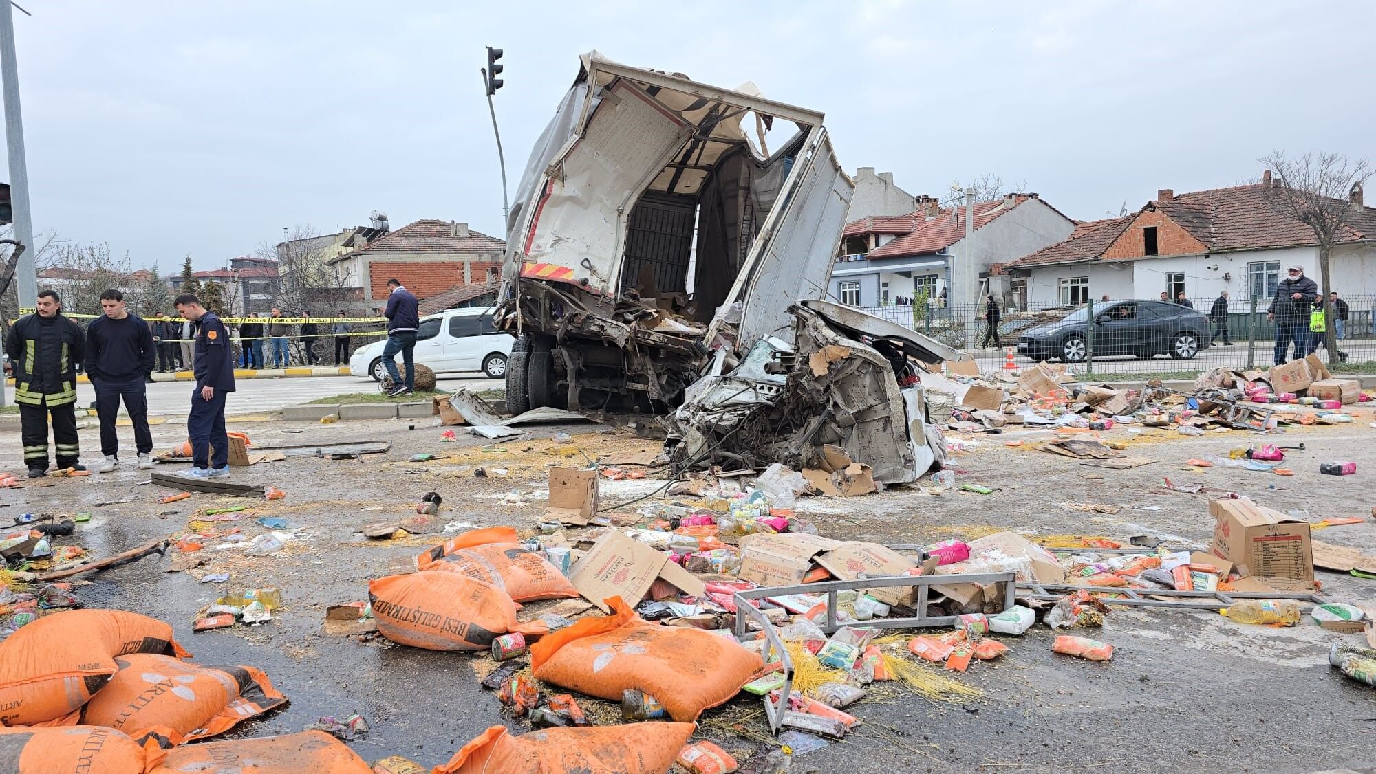 Freni Patlayan Tır Dehşet Saçtı Öğrenci Servisi Dahil 7 Araç Birbirine Girdi, 18 Yaralı (10)