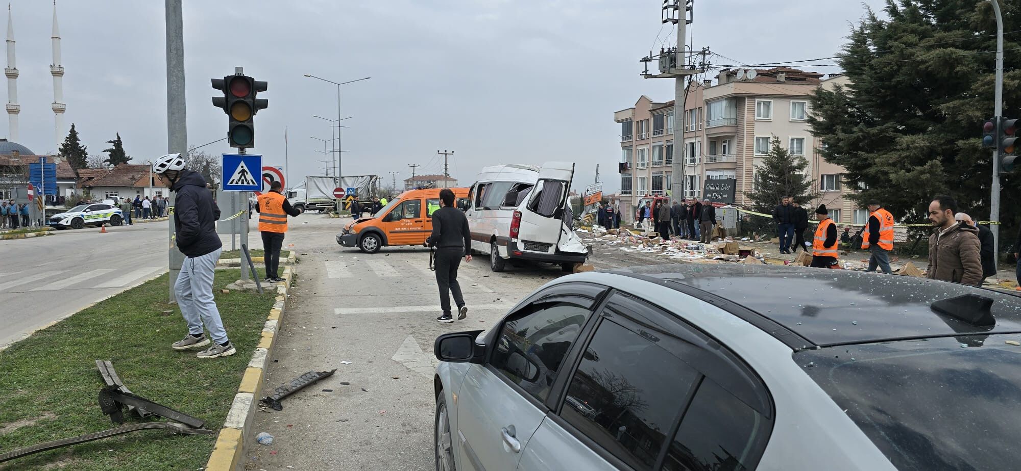 Freni Patlayan Tır Dehşet Saçtı Öğrenci Servisi Dahil 7 Araç Birbirine Girdi, 18 Yaralı (4)