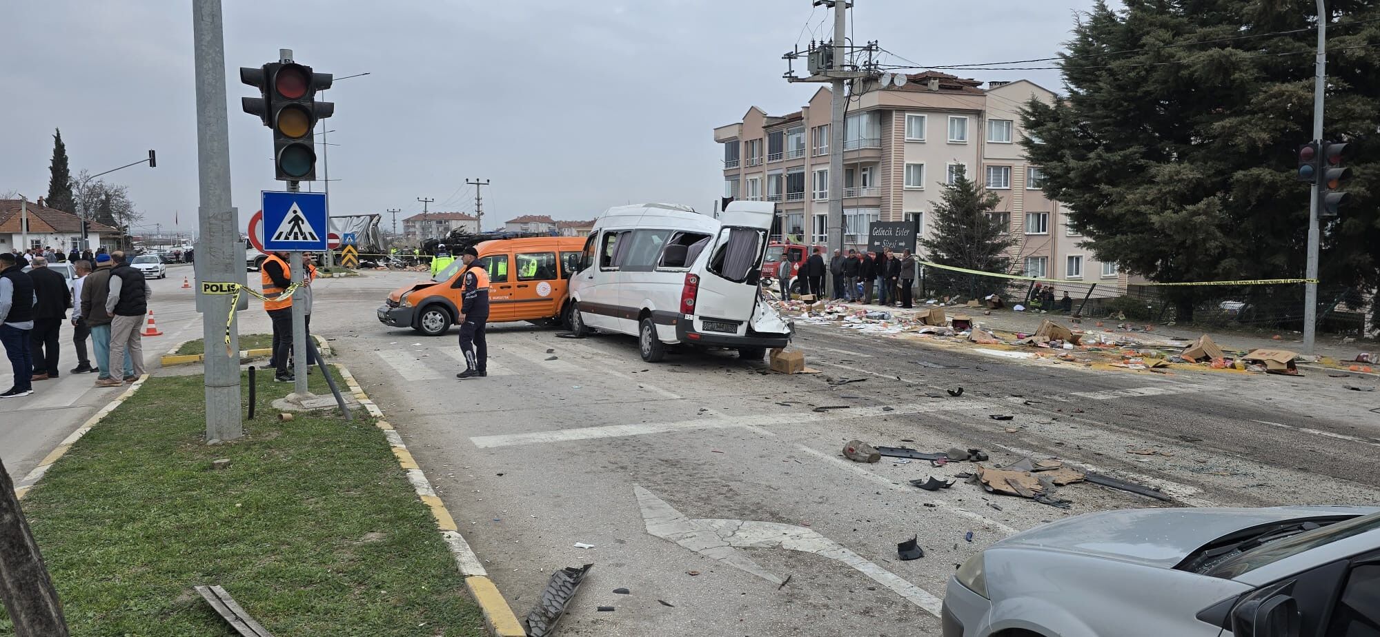 Freni Patlayan Tır Dehşet Saçtı Öğrenci Servisi Dahil 7 Araç Birbirine Girdi, 18 Yaralı (5)