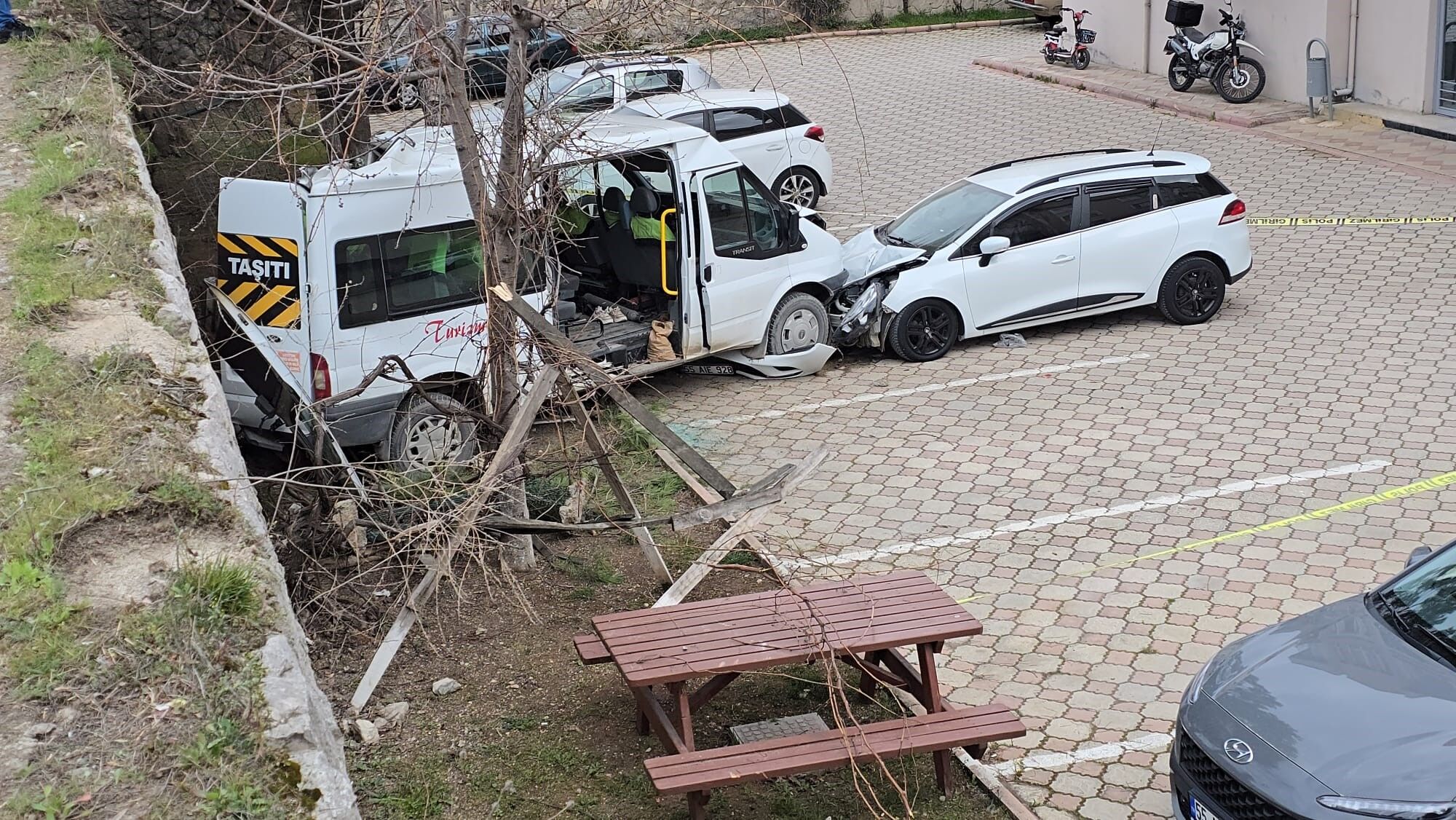 Freni Patlayan Tır Dehşet Saçtı Öğrenci Servisi Dahil 7 Araç Birbirine Girdi, 18 Yaralı (6)
