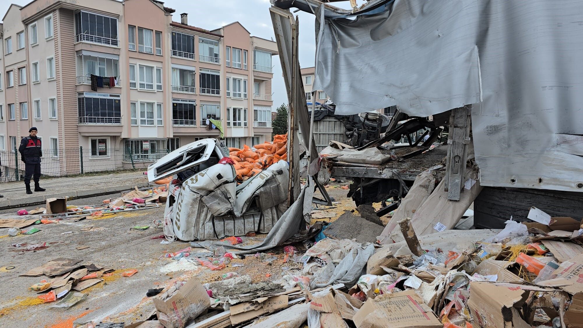 Freni Patlayan Tır Dehşet Saçtı Öğrenci Servisi Dahil 7 Araç Birbirine Girdi, 18 Yaralı (9)
