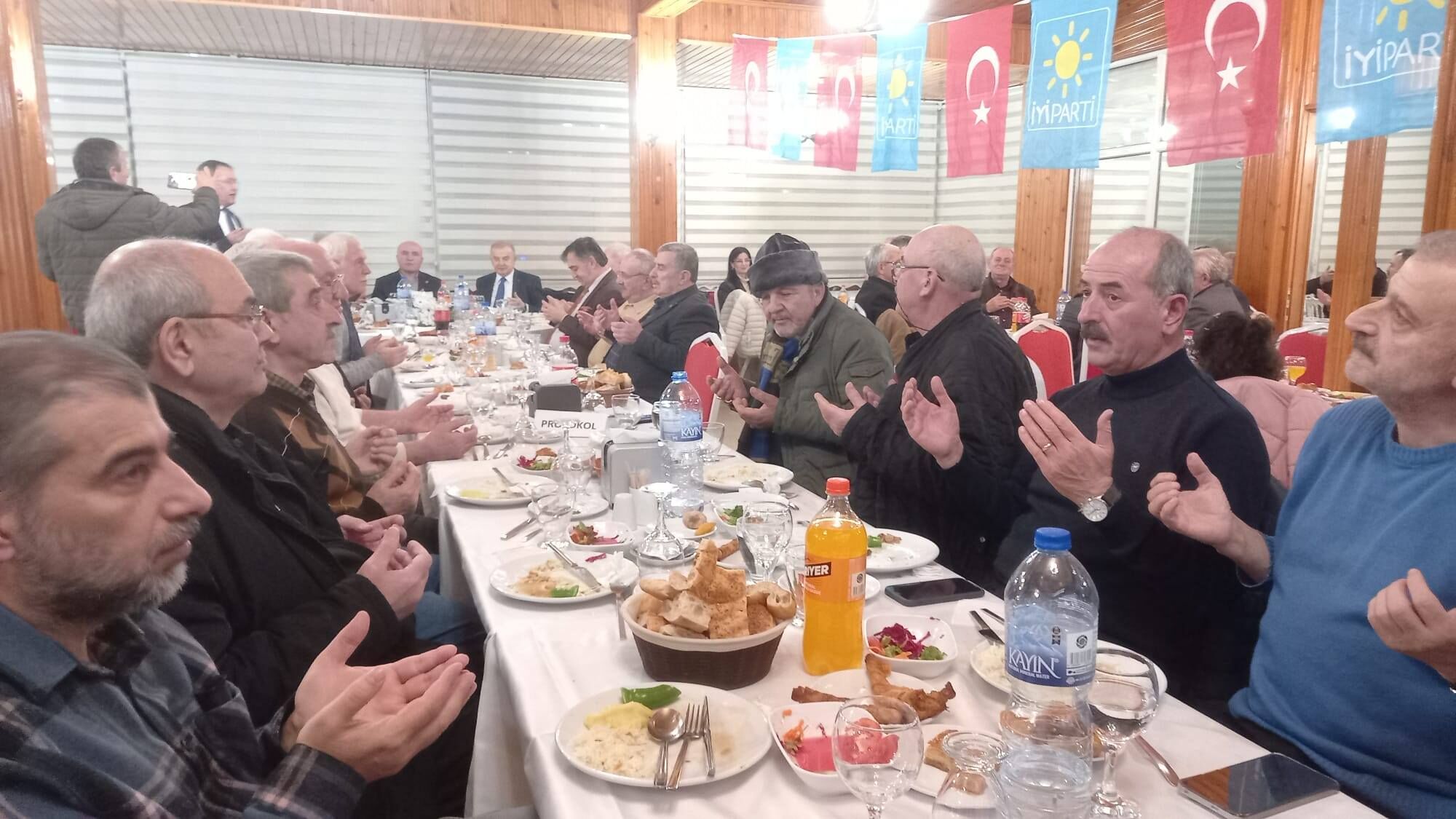 İyi̇ Parti̇ Bafra İlçe Teşki̇lati İyi̇li̇k Sofrasinda Bi̇r Araya Geldi̇ (1)