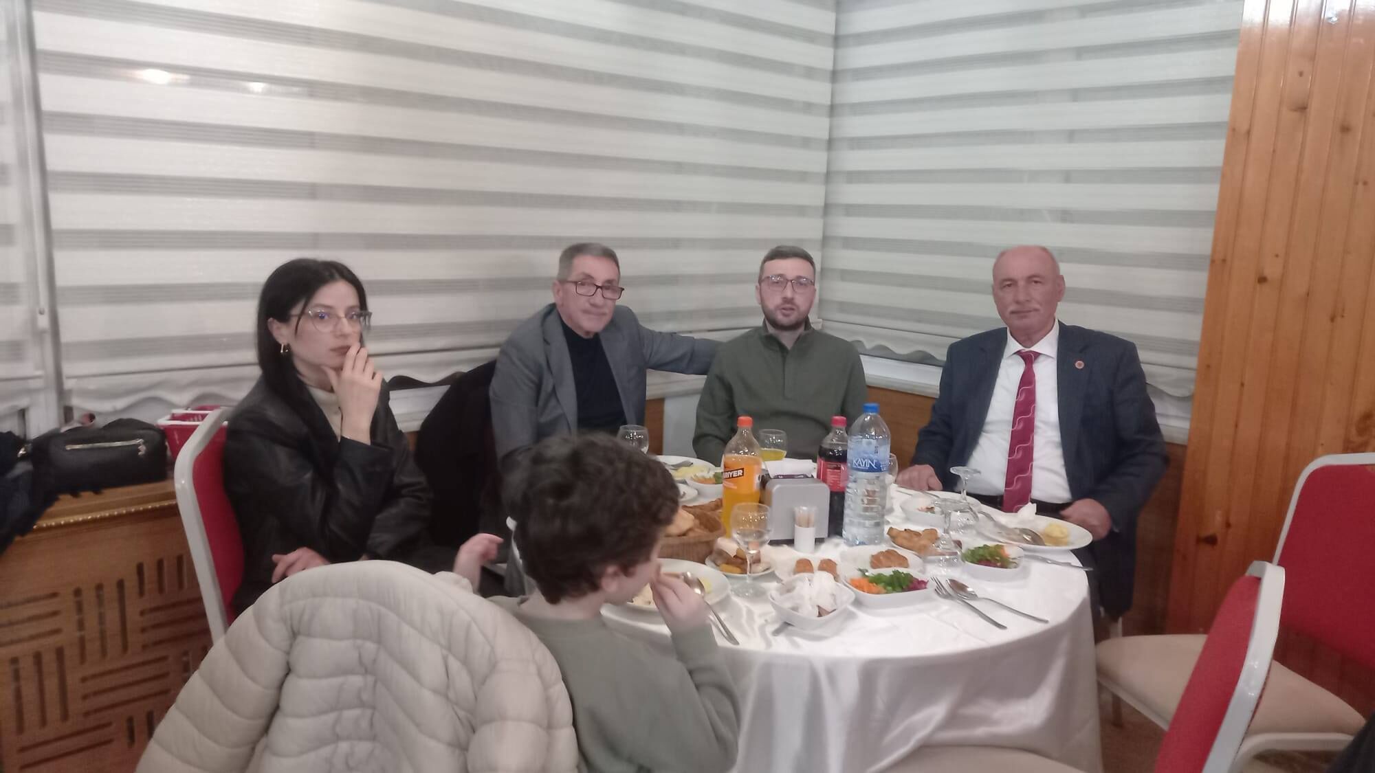 İyi̇ Parti̇ Bafra İlçe Teşki̇lati İyi̇li̇k Sofrasinda Bi̇r Araya Geldi̇ (11)