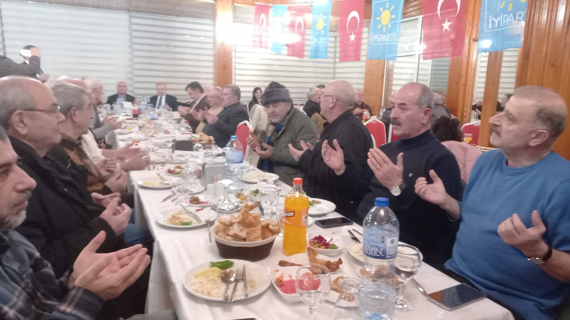 İyi̇ Parti̇ Bafra İlçe Teşki̇lati İyi̇li̇k Sofrasinda Bi̇r Araya Geldi̇ (12)
