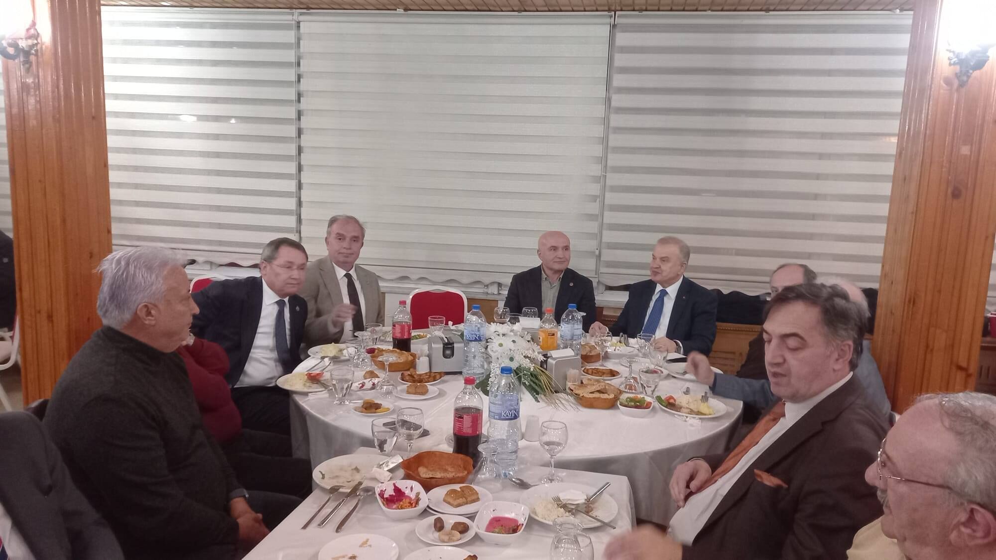 İyi̇ Parti̇ Bafra İlçe Teşki̇lati İyi̇li̇k Sofrasinda Bi̇r Araya Geldi̇ (7)