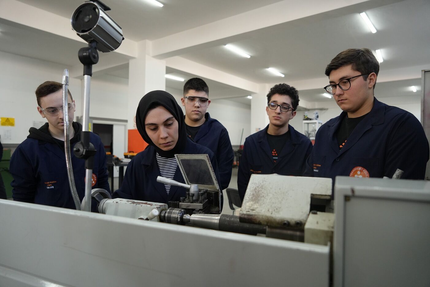 Kadın Öğretmen Torna Tezgahında Öğrencilerine Üretimi Öğretiyor