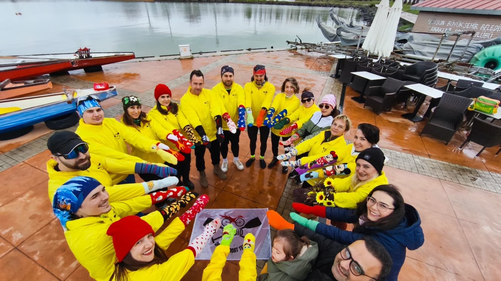 Renkli Çoraplarla Kürek Çekip, Down Sendromuna Dikkat Çektiler (2)