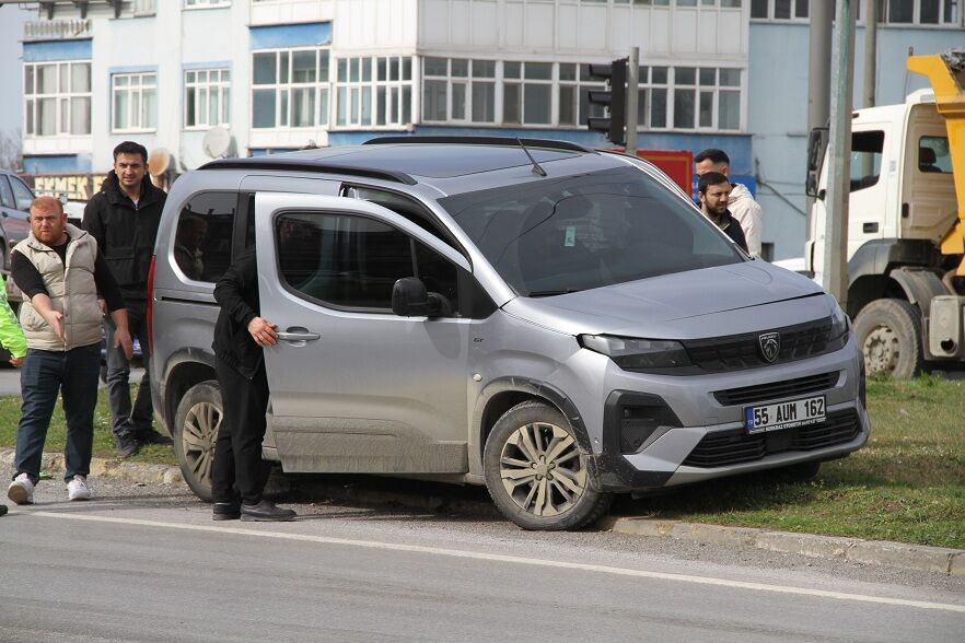 Samsun'da Kırmızı Işık Ihlali Kazaya Yol Açtı