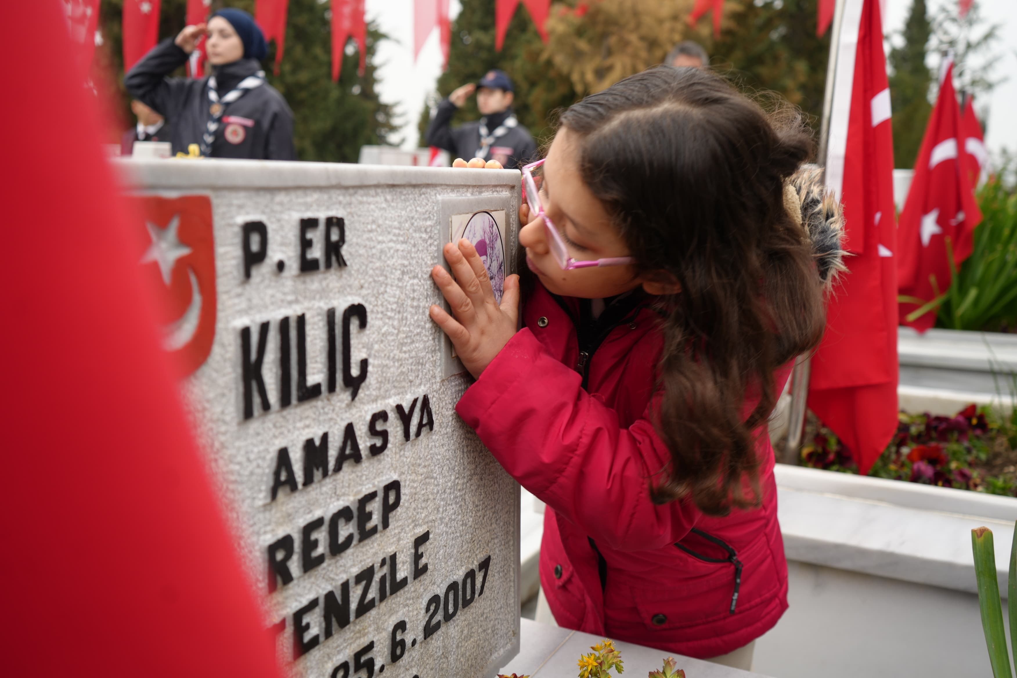 Şehitleri Anma Günü'nde Anlamlı Öpücük (2)