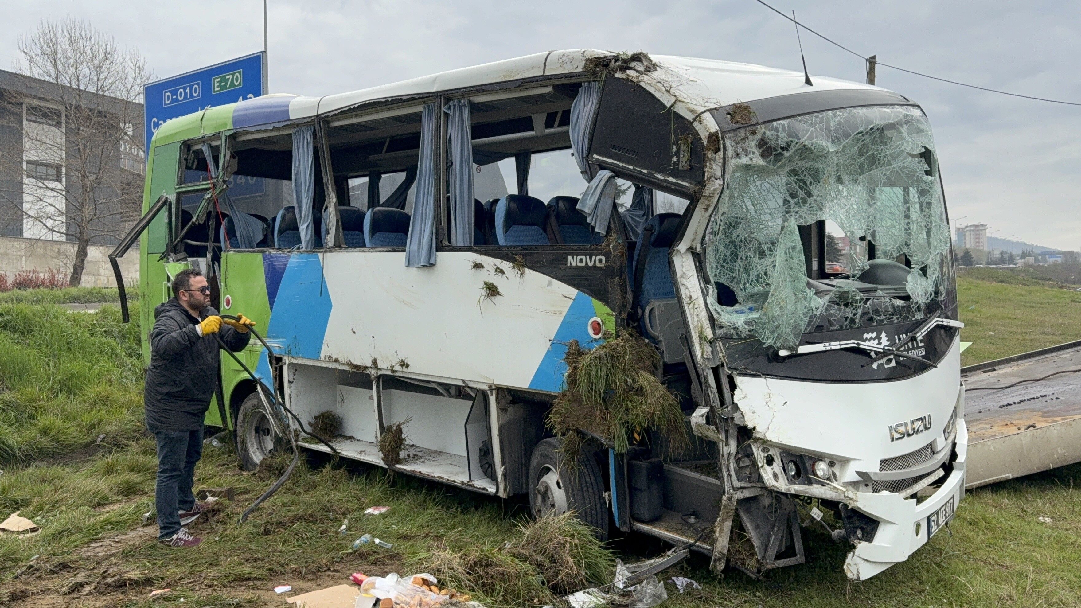 Ünye Belediyesi'ne Ait Midibüs, Sürücüsünün Kontrolünden Çıkarak Şarampole Devrildi (11)