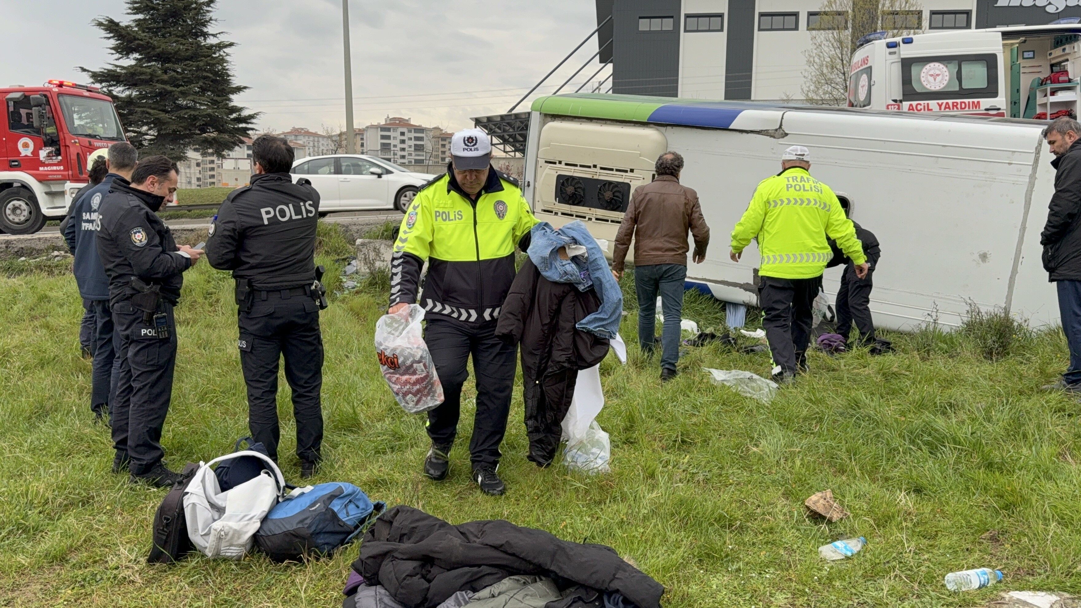 Ünye Belediyesi'ne Ait Midibüs, Sürücüsünün Kontrolünden Çıkarak Şarampole Devrildi (7)