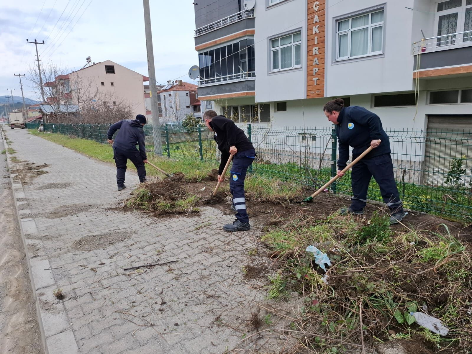 Yakakent Belediyesi’nden Anayol Kenarlarında Kapsamlı Temizlik Çalışması (10)